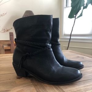 Latigo Black Booties